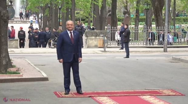 VIDEO // Dodon s-a lăsat dus de VAL? Ar fi încălcat PROTOCOLUL înainte ca să-l întâmpine pe Lukașenko