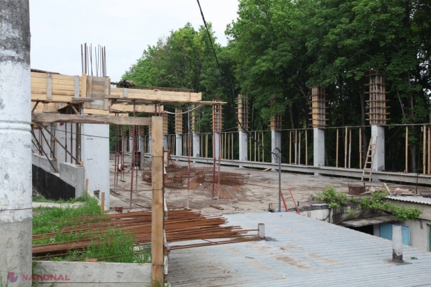 Șantier în Chișinău // Se juca în curte cu fratele său și a CĂZUT într-o groapă ADÂNCĂ de 5 metri