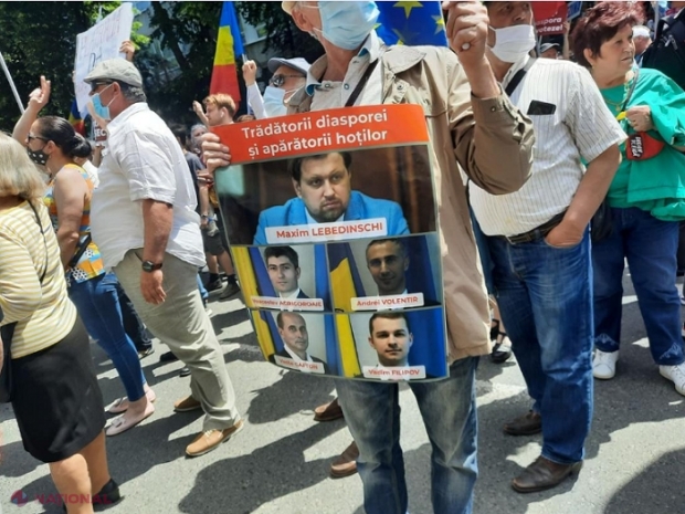 VIDEO, UPDATE // PROTEST în fața CEC: Cetățenii cer mai MULTE secții de vot pentru DIASPORĂ la alegerile din 11 iulie. „Lebedinschi la gunoi, diaspora-i cu noi!”