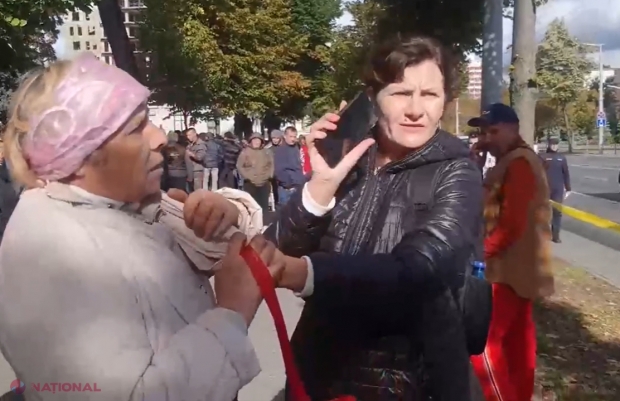 VIDEO // Polițistă AGRESATĂ în fața Parlamentului, unde protestatarii veniți la îndemnul lui Șor au instalat CORTURI. O protestatară i-a dat cu GEANTA în cap femeii aflate în exercițiul funcțiunii, iar ulterior a fugit