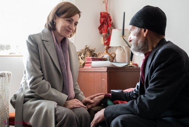 Maia Sandu, față în față cu cel mai longeviv alegător al său - Constantin Cojocaru în vârstă de 105 ani: „Mi-a zis că a mers la vot pentru că își dorește să prindă ziua când Republica Moldova va fi pusă la adăpost, în Uniunea Europeană”