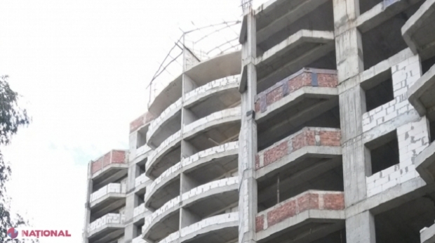 Un constructor din Chișinău, care a întârziat să dea blocul în exploatare, pus la punct: Doi proprietari și-au obținut cu greu zecile de mii de euro investite în locuințe
