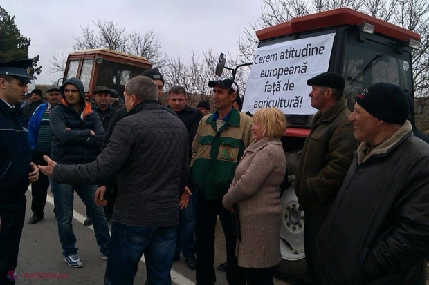 GALERIE FOTO Fermierii, cu tehnica agricolă pe marginea drumului! DETALII despre protestele de astăzi