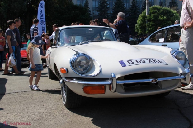 Reportaj FOTO // Mașina lui James Bond, în centrul Chișinăului