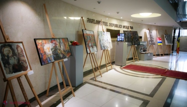 Lucruri și documente salvate din flăcări în timpul protestelor violente din 7 aprilie 2009, expuse în PREMIERĂ la Parlament