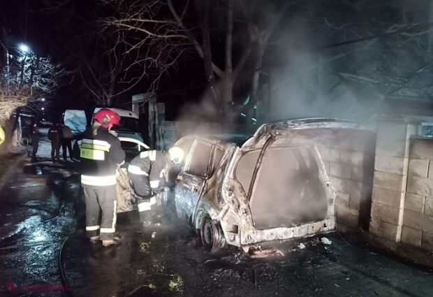 VIDEO // Momentul în care o mașină este făcută scrum pe o stradă din Chișinău: Flăcările au distrus în totalitate un „Renault Scenic”