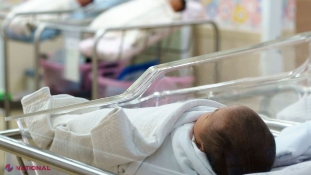 Dezvăluiri CUTREMURĂTOARE făcute de femeia care şi-a abandonat copilul la parterul unui cămin din sectorul Buiucani. Aceasta a născut acasă: „Eu singură i-am tăiat buricul copilului şi l-am spălat”