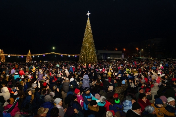 FOTO // Au luat exemplu de la autoritățile din Orhei. La Taraclia a fost inaugurat, cu mare fast, Pomul de Crăciun. Circa 4 000 de persoane au participat la eveniment