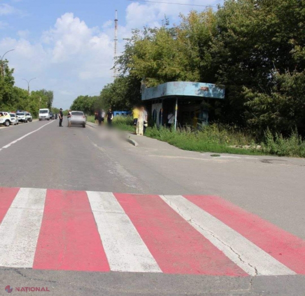 O bunică, spulberată pe o trecere de pietoni, la Edineț: Nepoţelul acesteia în vârstă de 6 ani a ajuns în stare gravă la spital