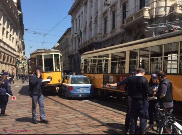 Mașină de poliție, STRIVITĂ între două tramvaie
