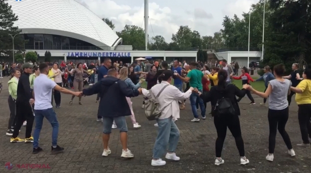 VIDEO // Moldovenii de la Frankfurt au încins o HORĂ în fața secției de VOTARE ​