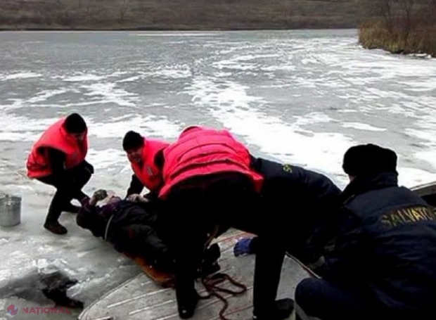 Operațiune-FULGER desfășurată de salvatori pe lacul Ghidighici. Un pescar s-a aventurat pe gheața subțire și a fost la un pas să moară