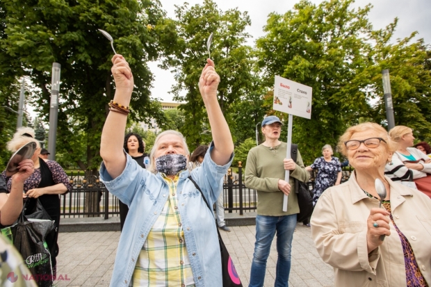 Flashmob cu cratițe în centrul capitalei, organizat de PCRM și Partidul „ȘOR”