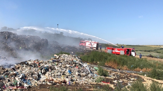 VIDEO // ARDE gunoiștea de la Țânțâreni a treia zi consecutiv: Peste 80 de persoane și 38 de autospeciale luptă cu flăcările