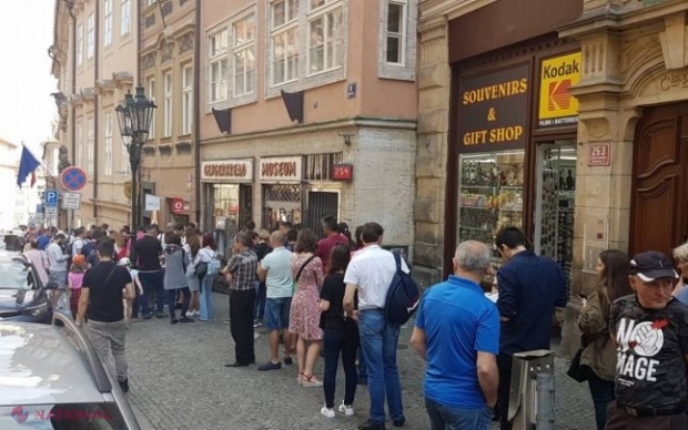 Cetățenii români din diasporă nu vor mai sta la coadă ore întregi ca să voteze: Iohannis a promulgat Legea privind votul anticipat