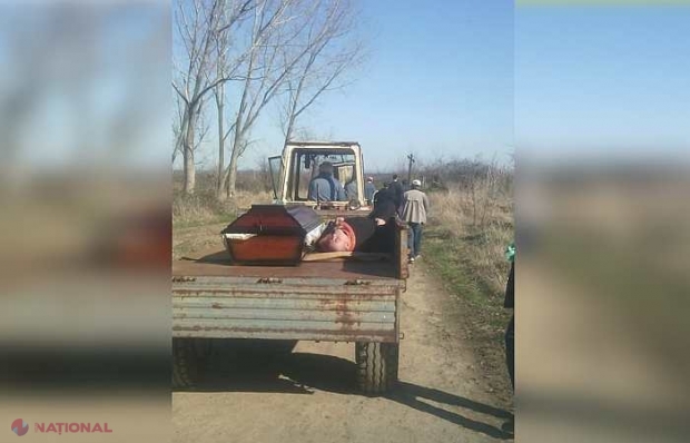 FOTO // Situație tragicomică în drum spre cimitir. Un preot mort de beat a fost așezat în remorcă, lângă sicriul cu cel decedat