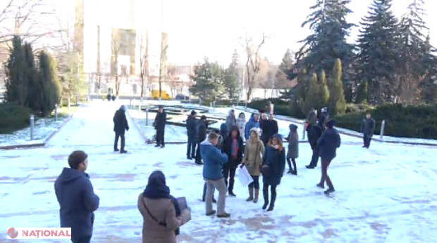 VIDEO // Acțiune de PROTEST la Parlament ÎMPOTRIVA aprobării legii privind „liberalizarea capitalului și stimularea fiscală”
