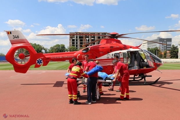 Un bărbat de la Cahul, victimă a unui accident rutier, adus de urgență la Chișinău, cu un elicopter SMURD de la Galați