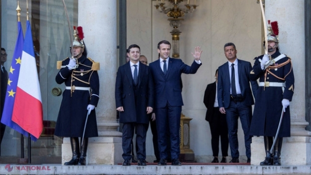 Emmanuel Macron încearcă să-l copieze pe Zelenski? Președintele Franței, surprins într-o ținută atipică