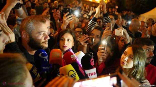 De ce se PROTESTEAZĂ în Georgia: Un tată nedreptățit de justiție după ce fiul i-a fost ucis este pe cale să clatine guvernarea, susținut de mii de oameni