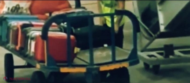 Un pasager Ryanair a filmat un ANGAJAT al aeroportului din Ibiza cum fură din bagaje