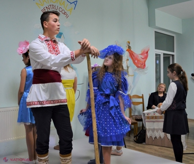 FOTO // Trupa „Ghioceii” din Mingir, condusă de Mihail Sîrbu, este aplaudată în R. Moldova și peste hotare. Mulți elevi din satul Mingir devin actori profesioniști