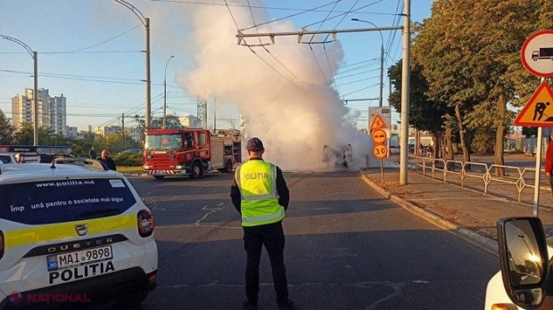 FOTO // O mașină a luat foc în timp ce se deplasa pe o stradă din municipiul Chișinău, la o oră de vârf în trafic