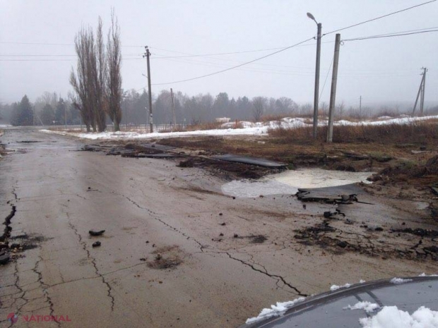 FOTO // CRATER enorm lângă Chișinău: A cedat o țeavă cu cel mai mare diametru care transportă APA de la Vadul lui Vodă spre capitală