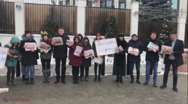VIDEO // Protest în fața Ambasadei Moscovei de la Chișinău. Dorin Chirtoacă: „Rusia s-a implicat și de această dată în campania electorală”