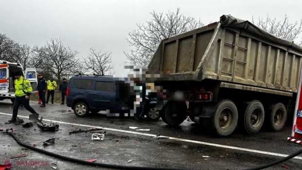 UPDATE, FOTO // A decedat și pasagera din „Dacia Logan”. Accident groaznic pe traseul Cosăuți - Soroca, soldat cu decesul unui șofer. Pentru a scoate cadavrul dintre fiarele contorsionate a fost nevoie de intervenția echipei de descarcerare