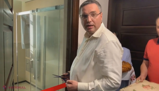 VIDEO // Socialiștii și Igor Dodon, IRONIZAȚI după ce un deputat PSRM a inaugurat un WC într-o școală din Râșcani. Cu pâine și sare, dar și cu o PANGLICĂ roșie, Renato Usatîi a deschis cu fast toaleta de la sediul formațiunii