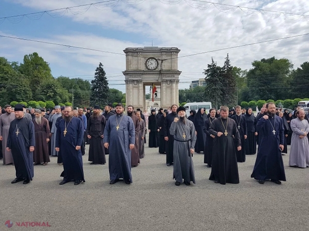 VIDEO // Mai mulți PREOȚI și enoriași au PROTESTAT în fața Guvernului împotriva vaccinării obligatorii anti-COVID-19, la o zi după întrevederea spicherului Grosu cu Mitropolitul Vladimir