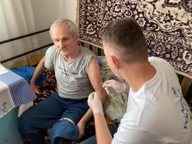 Maratonul vaccinării: Studenții de la Universitatea de Stat de Medicină şi Farmacie au mers prin satele raionului Cimișlia și au vaccinat oamenii direct acasă