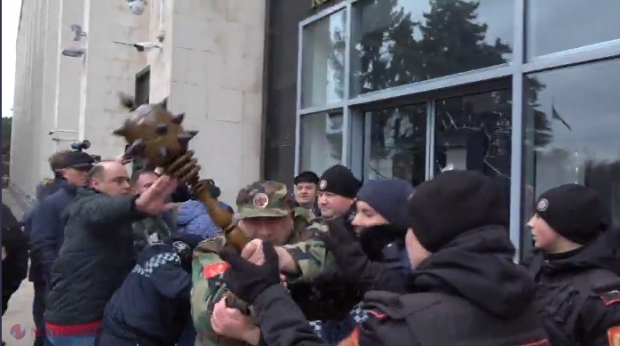 VIDEO // Ușile de la Guvern, SPARTE cu BUZDUGANUL la protestul VETERANILOR! Combatanții, deciși să rămână peste noapte la protest în centrul Chișinăului