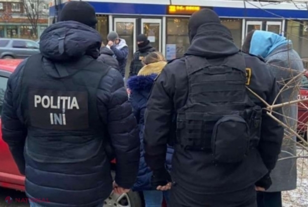 VIDEO // Medic ginecolog din R. Moldova, ȘANTAJAT: Doi inși, prinși în timp ce primeau banii estorcați