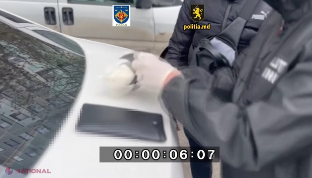 VIDEO // Un bărbat a fost prins în curtea unei ȘCOLI de la Ciocana cu o cantitate mare de DROGURI, care pot provoca paranoia sau halucinații și pot determina consumatorul să se automutileze