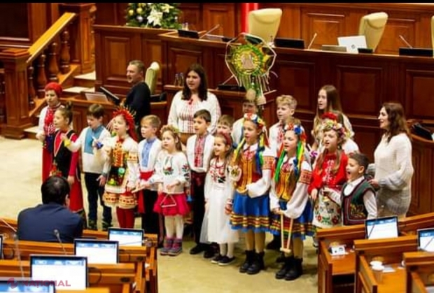 VIDEO // Moment emoționant în Parlamentul de la Chișinău: Copii ai refugiaților ucraineni și părinții lor au colindat deputații și au cântat în română „Steaua sus răsare”. „Slava Ukraine!”
