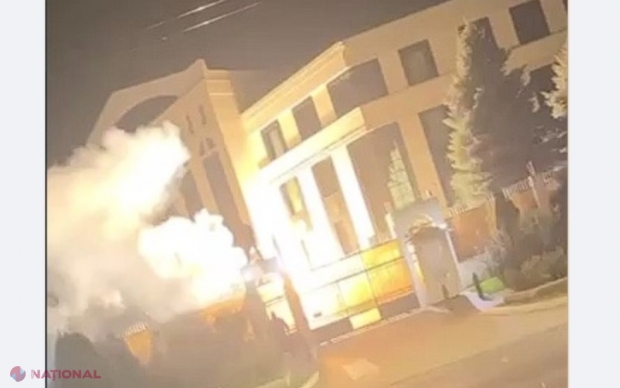VIDEO // Ambasada Rusiei la Chișinău, cuprinsă de FOCURI de artificii. Un rus s-a cățărat pe poarta misiunii diplomatice și a scris „Putin-ucigaș”
