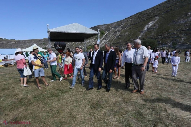 Funcţionarul care a ţinut să îmbrace o cămaşă tradiţională la Festivalul „GUSTAR”