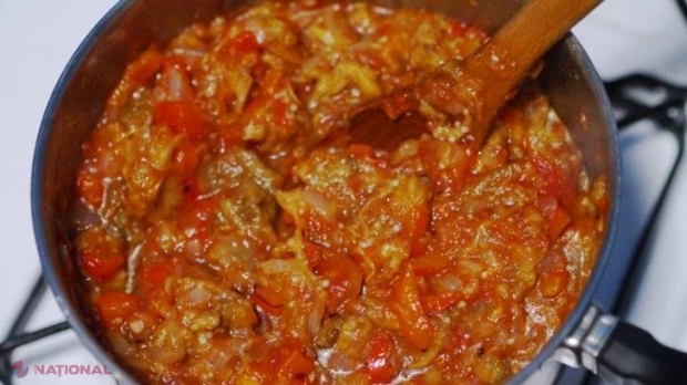 Zacuscă pentru LENEŞI: Nu trebuie să coci vinetele şi ardeii. O reţetă DELICIOASĂ şi simplu de făcut