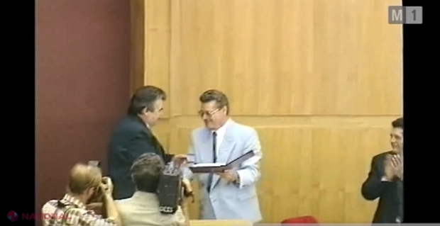 VIDEO // Momentul în care era votată în Parlament Constituția R. Moldova, pe 29 iulie 1994: Președintele Snegur a promulgat documentul în aceeași ședință