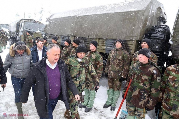 FOTO // Președintele a semnat DECRETUL, după care a ieșit în stradă să facă o „baie de mulțime”. Militarii au fost ALINIAȚI pentru Dodon