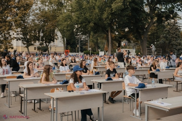 VIDEO, GALERIE FOTO // Sute de persoane au participat la Marea Dictare Națională, de Ziua Limbii Române. Ministrul Perciun: „Limba română a fost sensul luptei noastre naționale pentru libertate și independență”