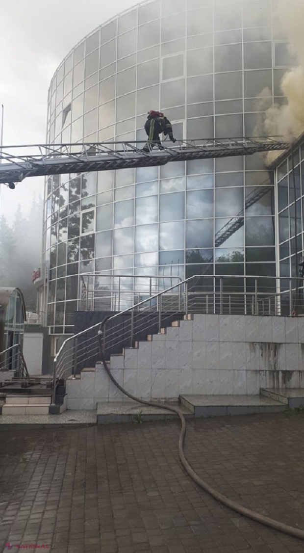 VIDEO // INCENDIU la „Moldexpo”, alături de clădirea în care sunt tratați bolnavi de COVID-19 