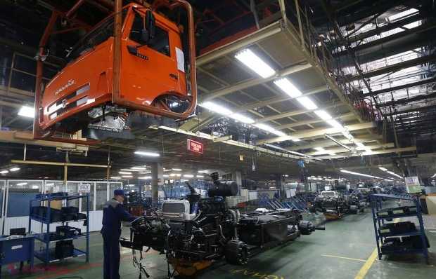 Criză acută de forţă de muncă în Rusia, după ce MIGRANŢII au fost nevoiţi să plece. Cel mai mare producător de camioane vrea să folosească PUŞCĂRIAŞI