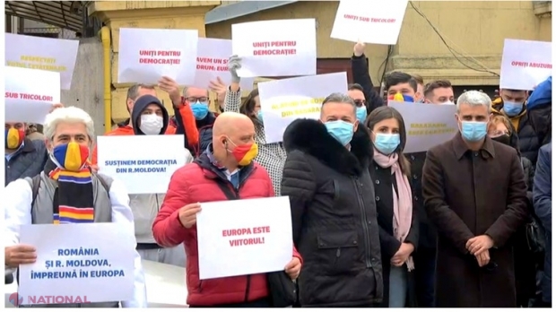 VIDEO // Partidul lui Traian Băsescu a protestat în fața Ambasadei R. Moldova la București în legătură cu fărădelegile din Parlamentul de la Chișinău: „Asistăm la o lovitură de stat la Chișinău și considerăm că trebuie să fim alături”