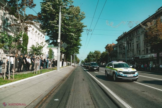 VIDEO // GEST: Angajații MAI, aliniați în fața ministerului atunci când cortegiul funerar cu sicriul polițistului de frontieră ucis la aeroport trece prin fața instituției: Serghei Muntean, înmormântat marți în satul de baștină