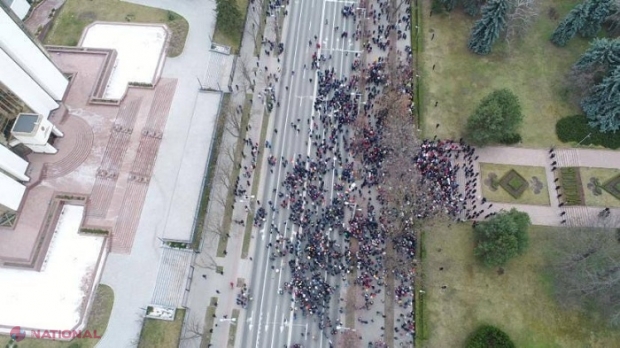 UPDATE // Circulație rutieră, reluată! Protestatarii aduși de Partidul „Șor” în fața Parlamentului au blocat circulația rutieră pe bulevardul Ștefan cel Mare și Sfânt: Poliția îndeamnă șoferii să evite zona
