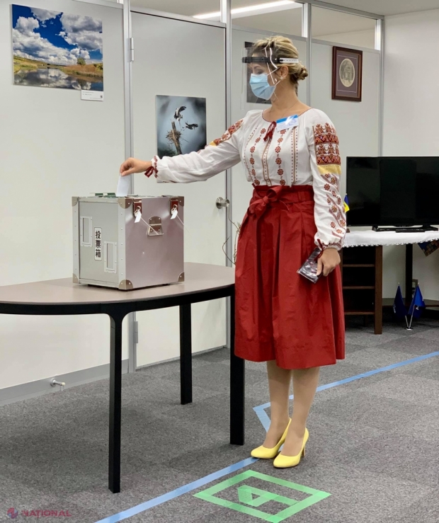 FOTO // Primul cetățean al R. Moldova care a votat la alegerile PREZIDENȚIALE. Este vorba de o interpretă stabilită în Japonia