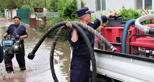 Ploile căzute vineri-seară în R. Moldova au distrus livezi și semănături, au inundat gospodării și au smuls acoperișuri